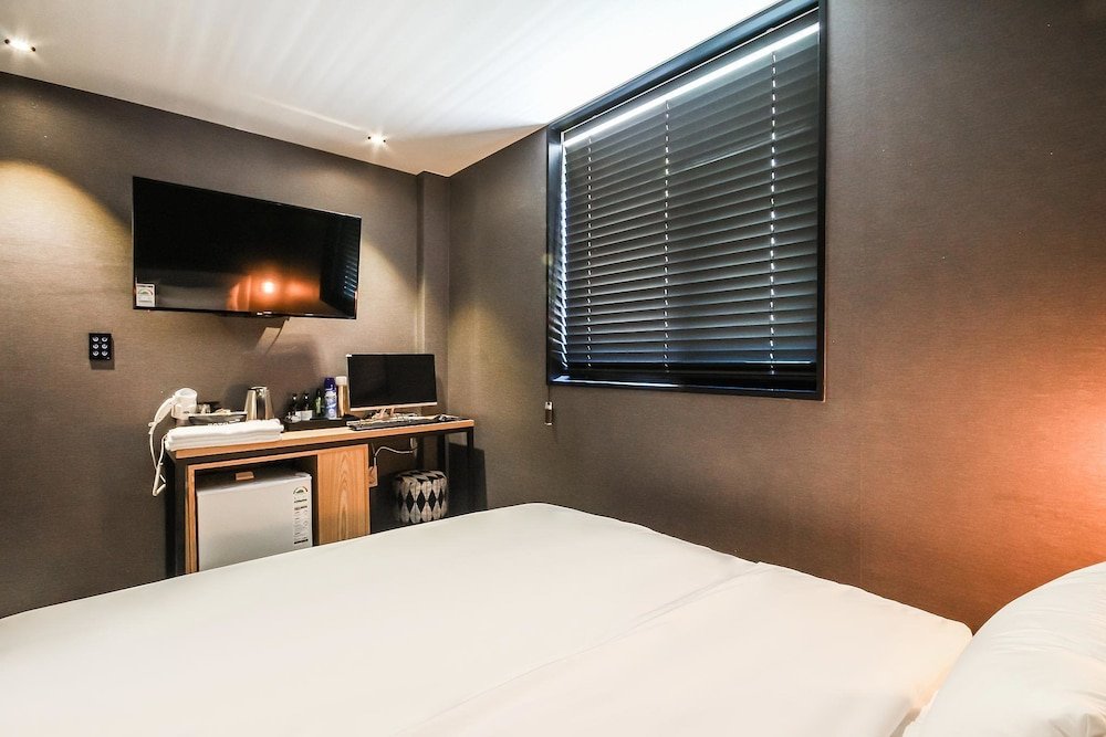 Фото Geoje Hotel Deluxe and Guest House