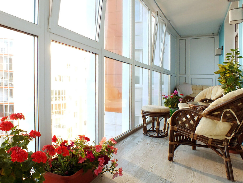 Замена панорамных окон на балконе