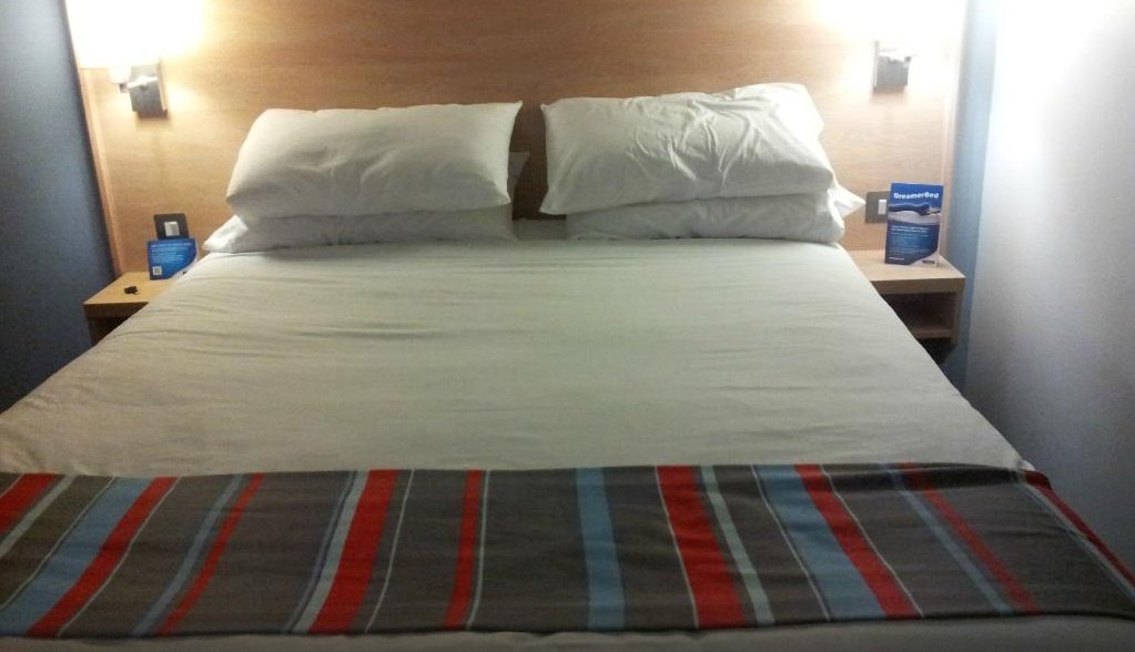 Фото Travelodge London Central City Road Hotel