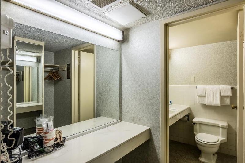 Фото Rodeway Inn & Suites