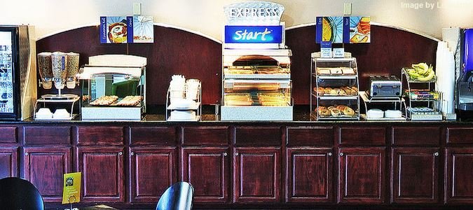 Фото Holiday Inn Express & Suites West, an Ihg Hotel