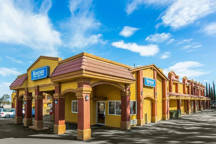 Фото Rodeway Inn & Suites Corona