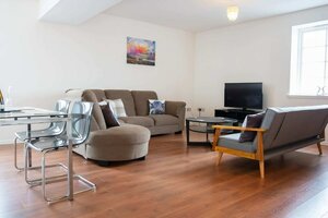 Spacious and Contemporary Flat With Secure Parking