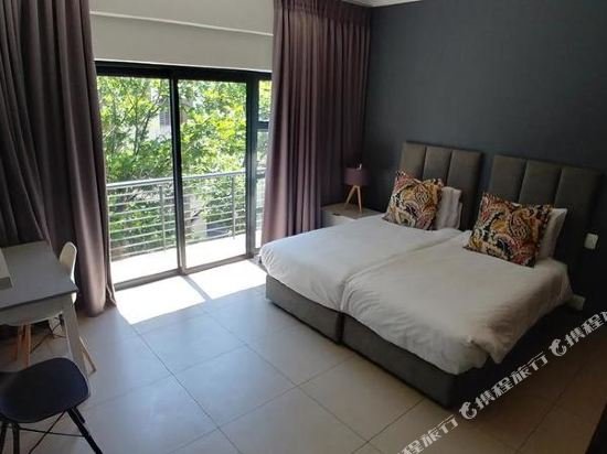 Фото Odyssey Luxury Apartments