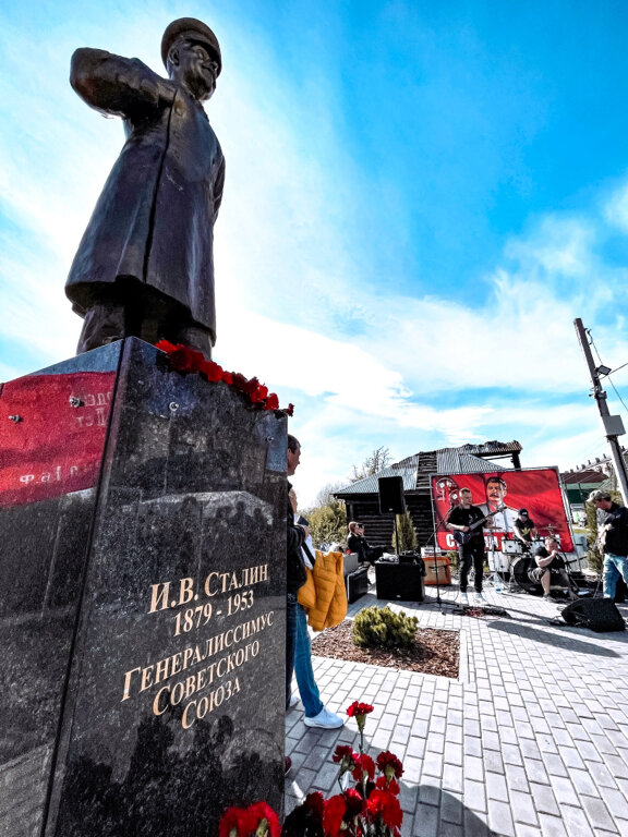 Памятник, мемориал И. В. Сталин, Бор, фото
