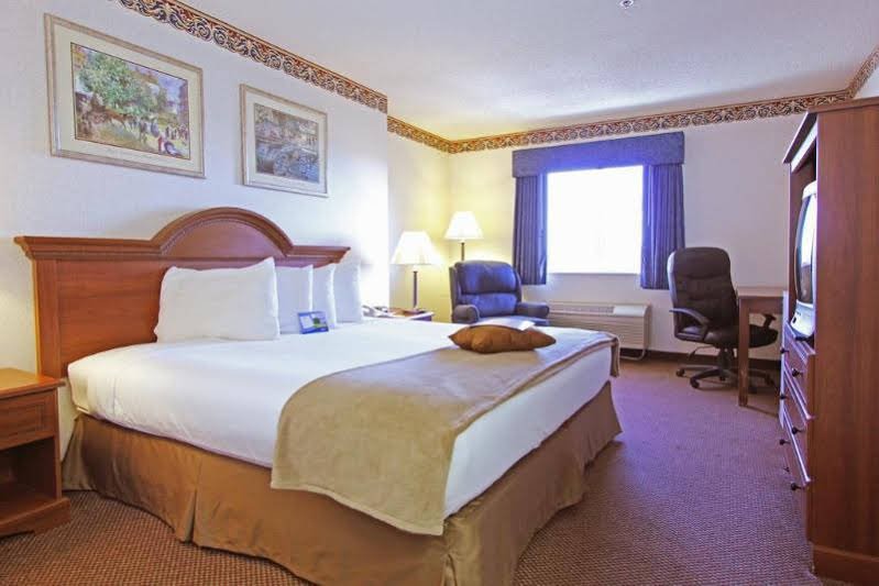 Фото SureStay Plus Hotel by Best Western Redding