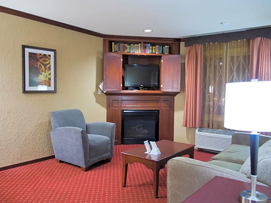 Фото Days Inn & Suites by Wyndham Coralville Iowa City