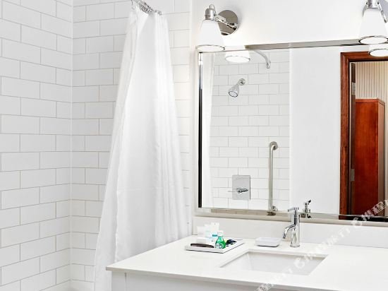 Фото Four Points by Sheraton Calgary Airport