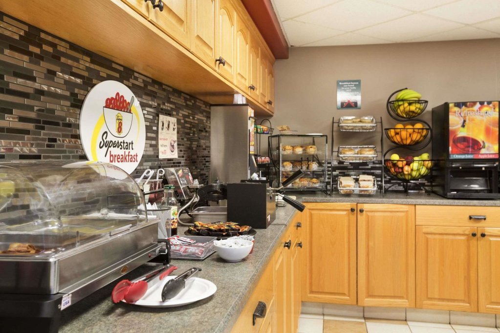 Фото Super 8 by Wyndham Whitecourt