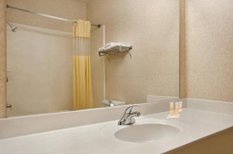 Фото Days Inn & Suites by Wyndham Dallas