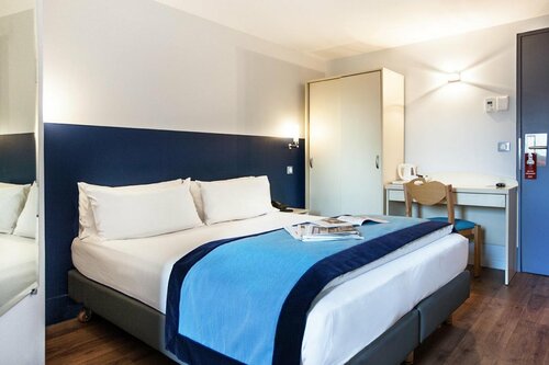 Гостиница L'Amandier в Нантере