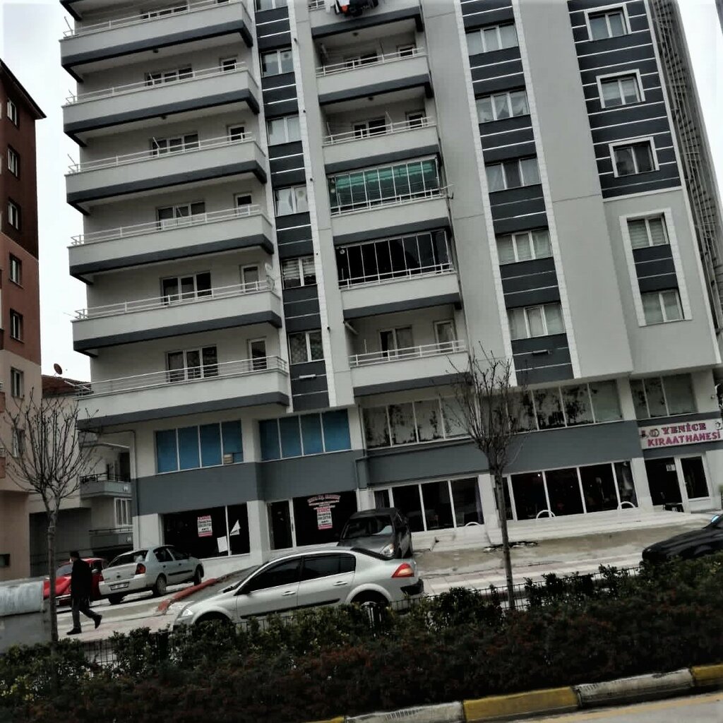 Sale and lease of commercial real estate Can Real Estate, Corum, photo