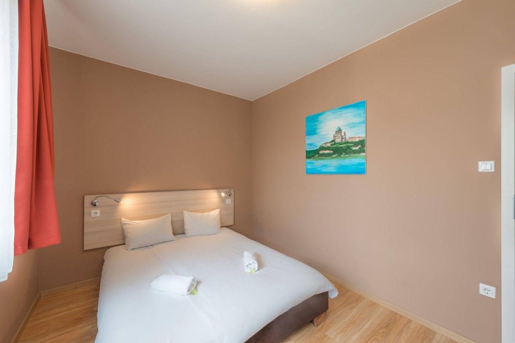 Фото Corvin Plaza Apartments and Suites