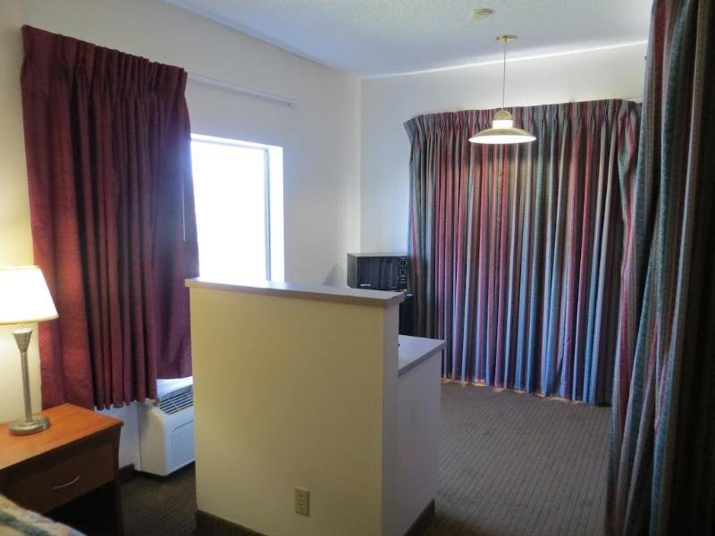 Фото Riverside Inn & Suites