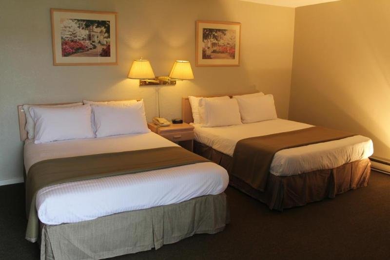 Фото Knights Inn Kamloops