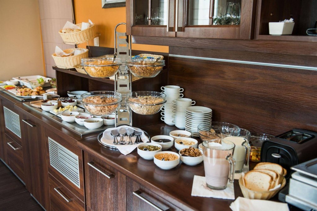 Фото Hotel Trzebnica