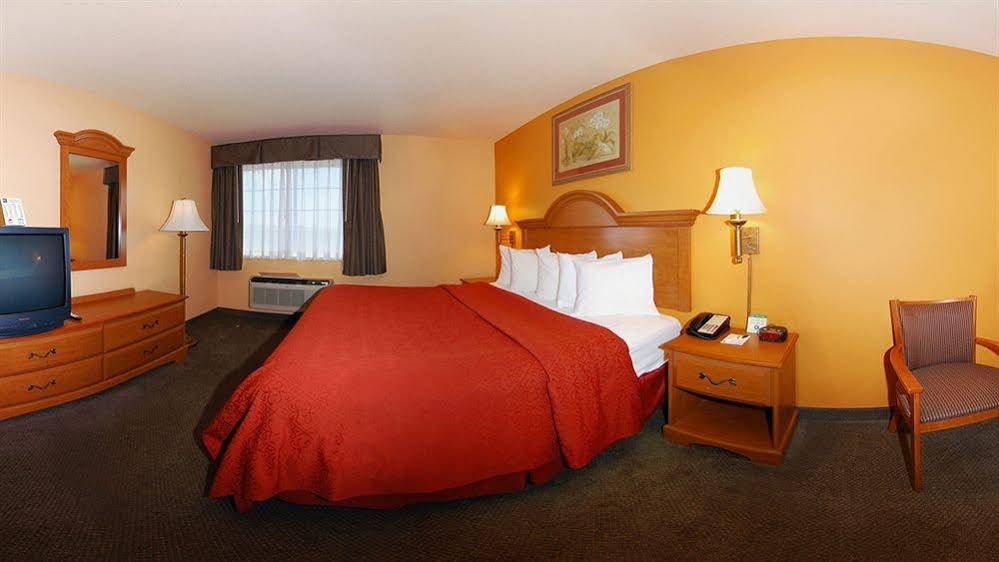 Фото Days Inn by Wyndham Suites San Antonio North/Stone Oak