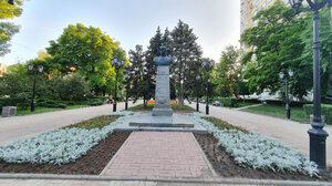 Д.Д. Лелюшенко (Rostov-on-Don, skver imeni 1-go Pionerskogo slyota), monument, memorial