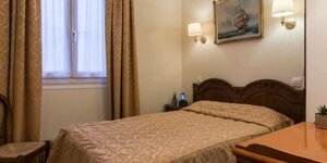 Familia Hotel (Île-de-France, Val-de-Marne, Chevilly-Larue, Rue des Écoles), hotel