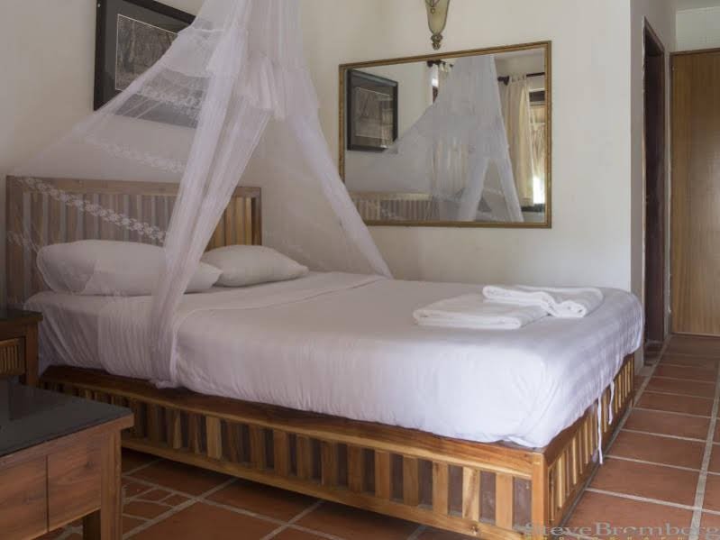 Фото Joe'S Cafe And Garden Resort