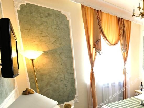 Фото Queen's Astoria Design Hotel