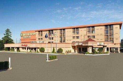 Гостиница Wyndham Garden Hotel Newark Airport в Ньюарке