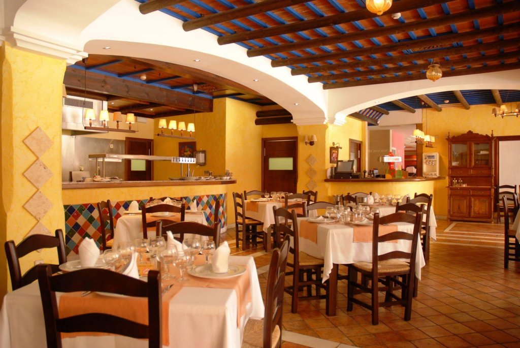 Фото Holiday World Village Hotel