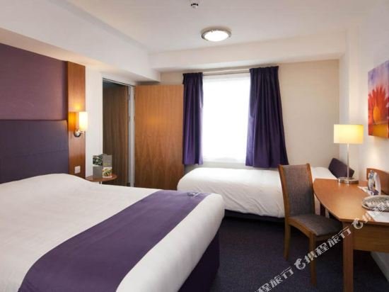 Фото Premier Inn Edinburgh Central hotel