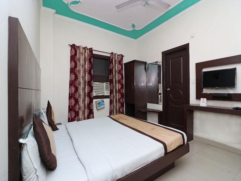 Фото Oyo 9726 Hotel Aura Palace Deluxe