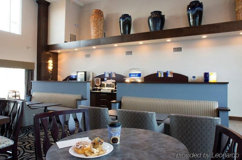 Фото Holiday Inn Express & Suites Fredericksburg, an Ihg Hotel