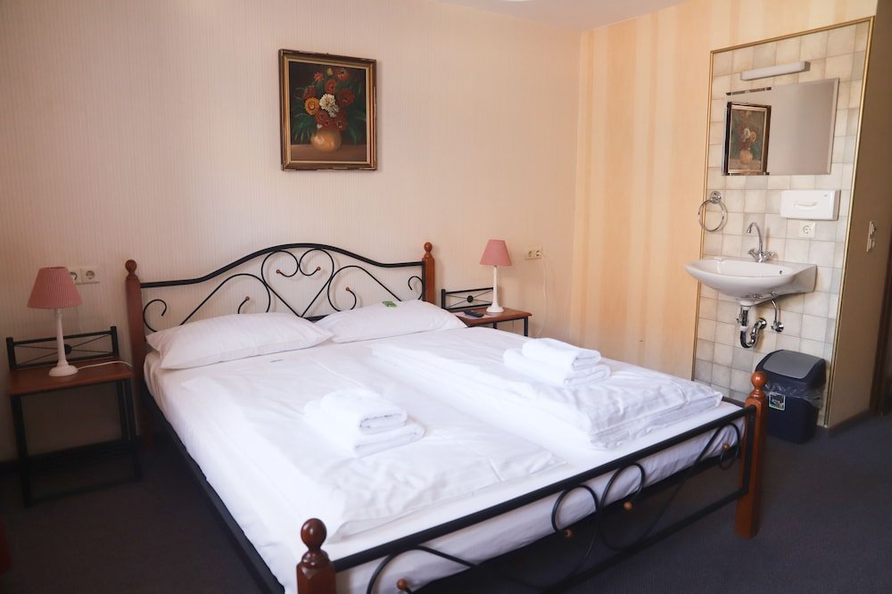 Фото Hotel Schwarzer Adler