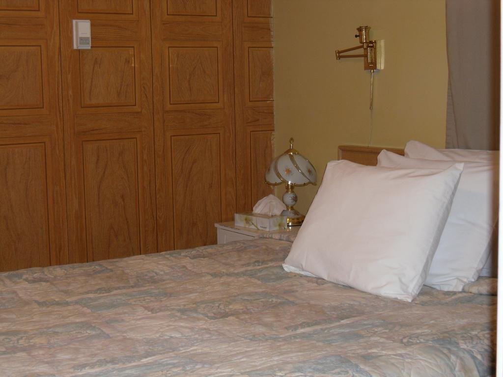 Фото Hotel Bethel - Fort MacLeod, Ab