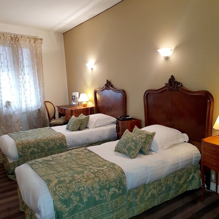 Фото Hostellerie du Grand Sully