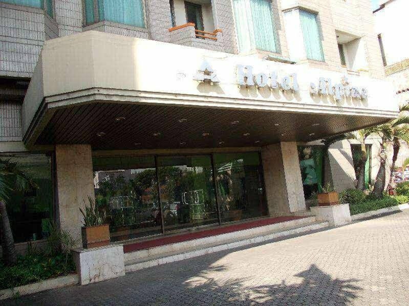 Гостиница Alpine Hotel в Джакарте