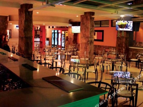 Фото La Posh Hotel