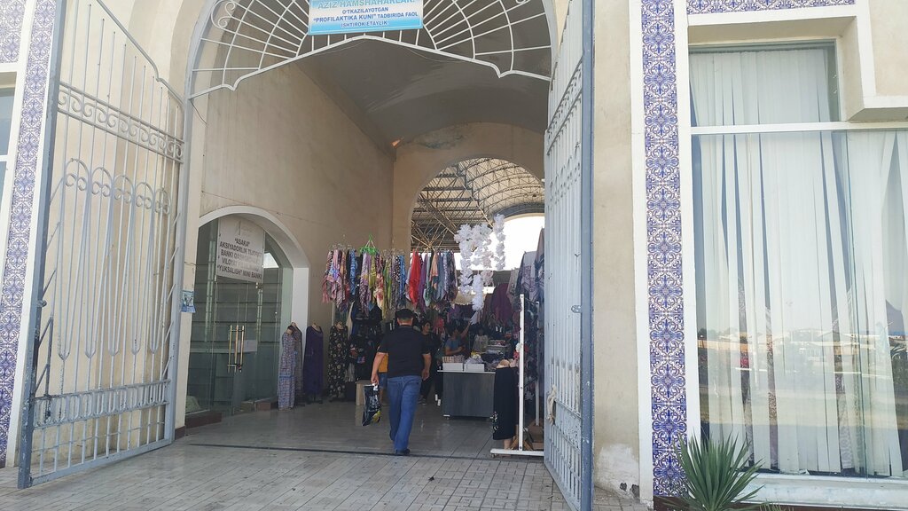 Clothing market Yeski Shakhar Buyum Bozori, Karshi, photo