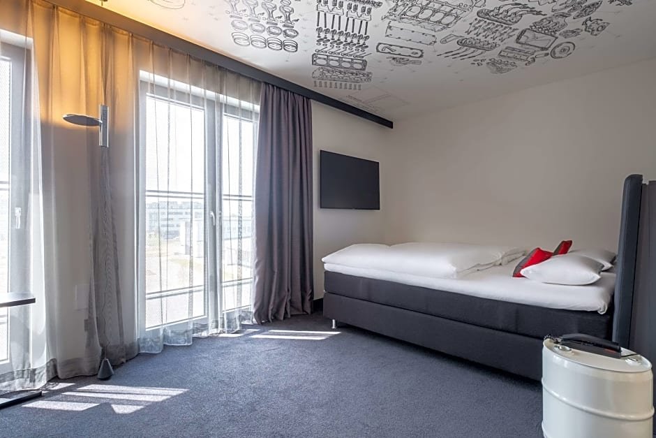 Фото V8 Hotel Köln