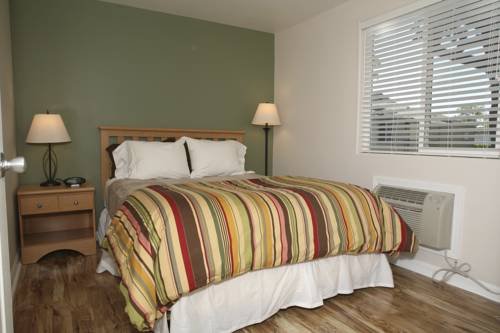 Фото Clear Lake Cottages & Marina