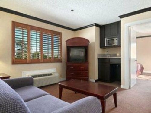 Гостиница Ramada by Wyndham Pasadena в Пасадене