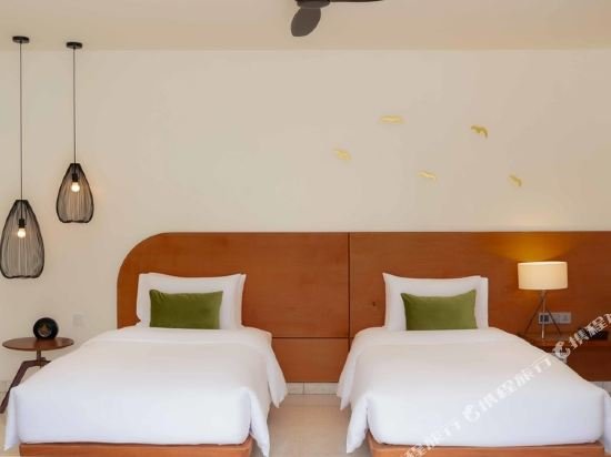 Фото The Aviary Hotel