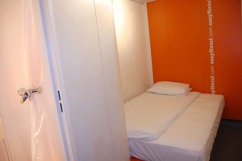 Фото EasyHotel London South Kensington