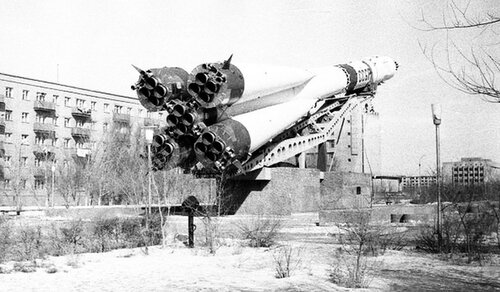 Памятник технике Ракета Союз, Байконур, фото