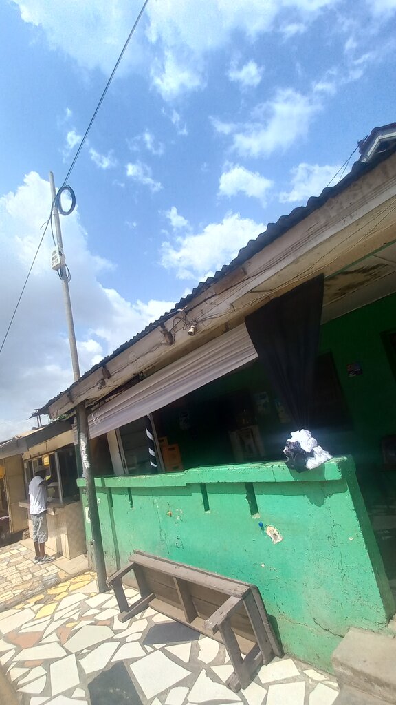 Second-hand shop Drinking Spot, Accra, photo