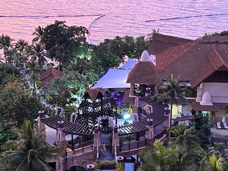 Гостиница Centara Grand Phratamnak Resort Pattaya в Паттайе