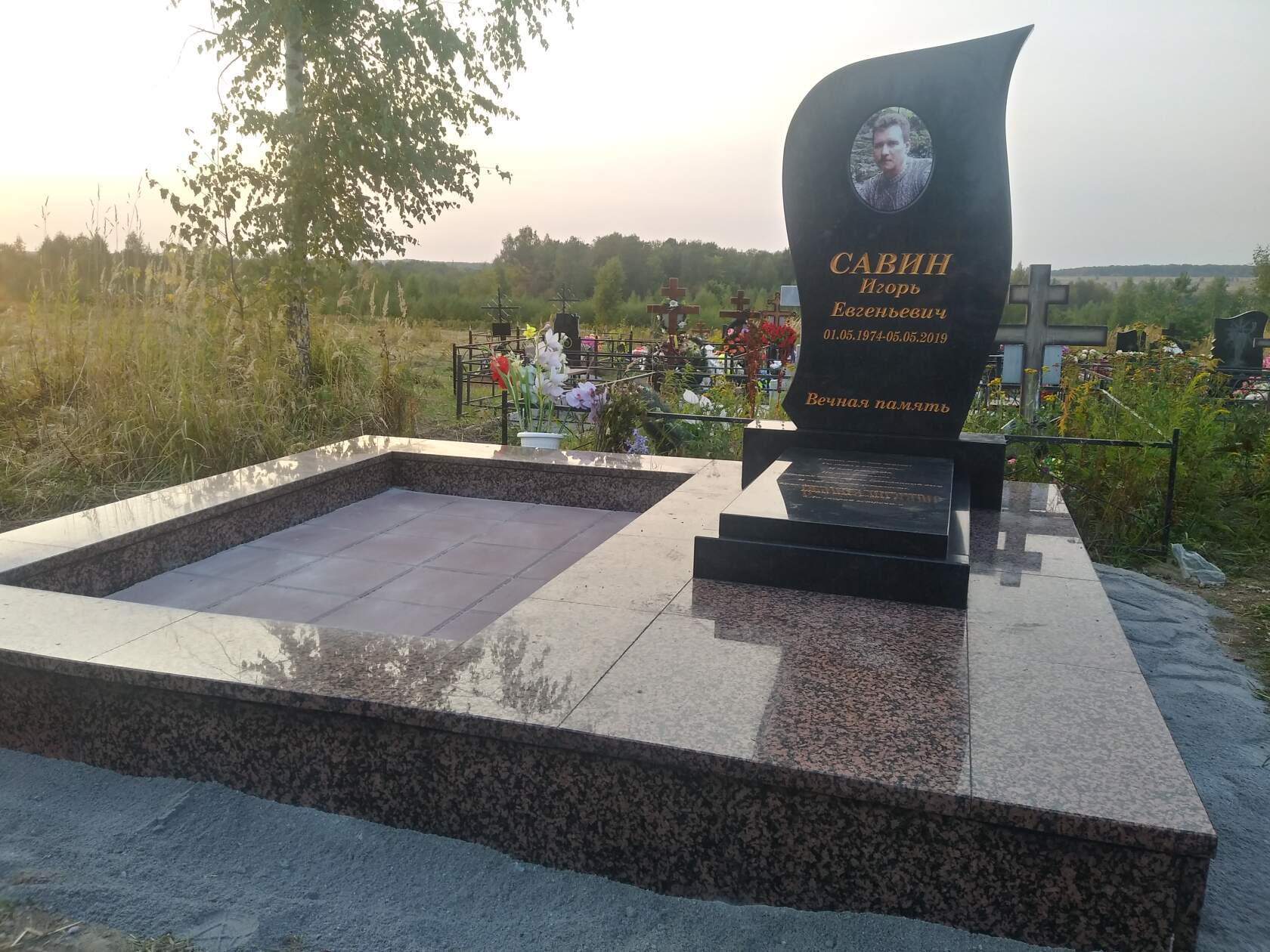 Памятники на могилу тула фото