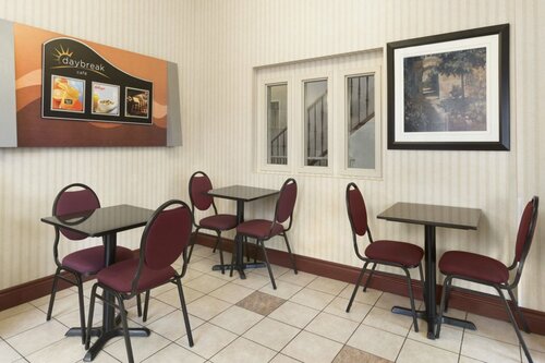 Гостиница Premier Inn & Suites - Downtown Hamilton в Гамильтоне