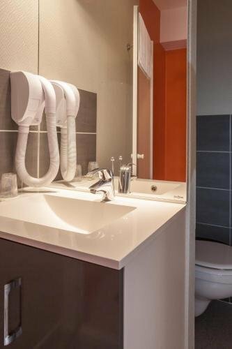 Гостиница Logis Hôtel les Voyageurs в Тйе