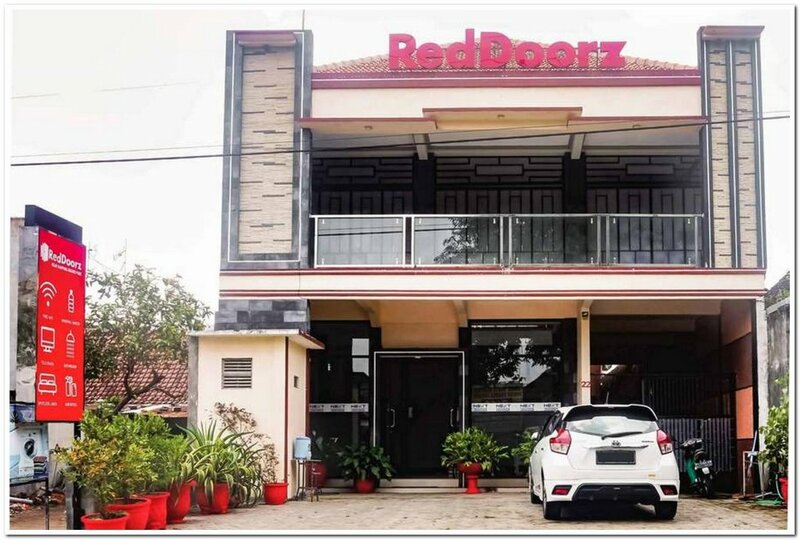 Гостиница RedDoorz near Kampung Inggris Pare