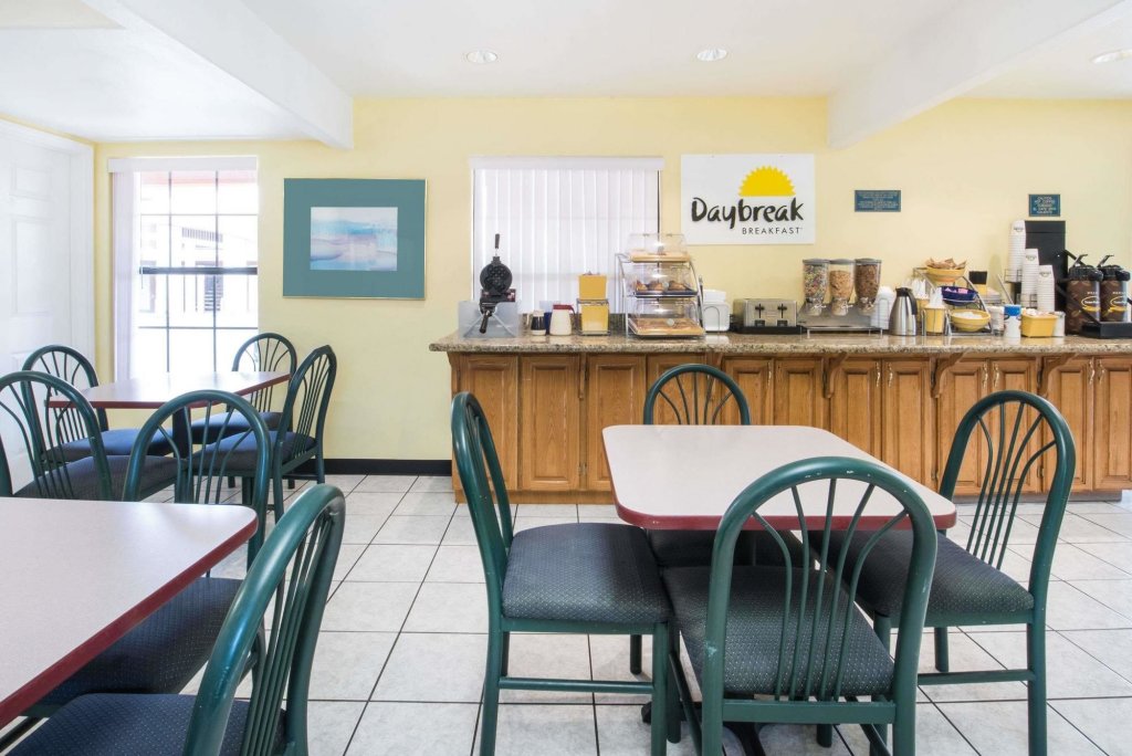 Фото Days Inn by Wyndham McAllen