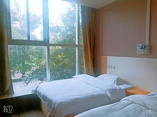 Фото Lhasa Honey Bee Hub